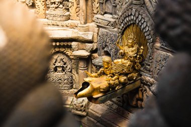 Nepal, Şubat 2017: Bir işaret, Birethanthi, Ghorepani giden yolu gösterir Annapurna devre başlangıcı trek Annapurna bölgesinde, Nepal.