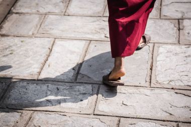 Nepal, Şubat 2017: Bir işaret, Birethanthi, Ghorepani giden yolu gösterir Annapurna devre başlangıcı trek Annapurna bölgesinde, Nepal.