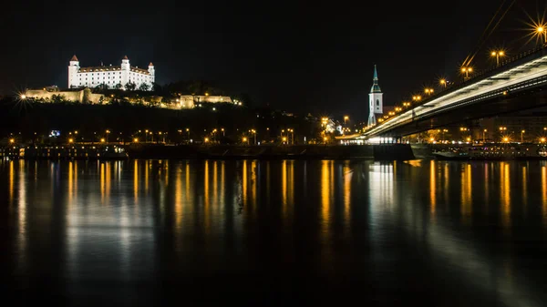 Nachtbild der Stadt Bratislava von der gegenüberliegenden Seite des — Stockfoto