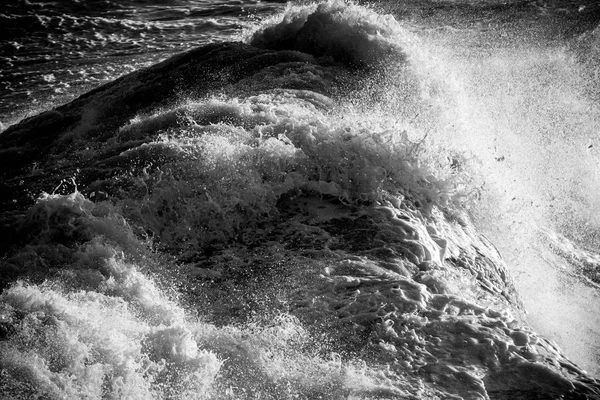 Mar áspero em preto e branco . — Fotografia de Stock