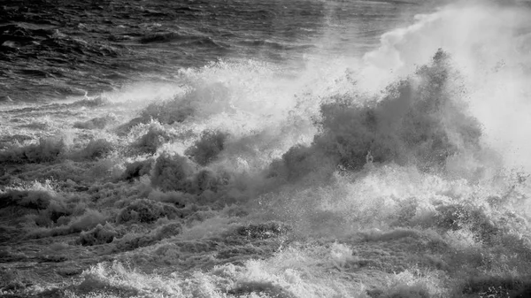 Rozbouřeném moři v černé a bílé. — Stock fotografie