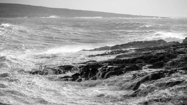 Ruwe zee in zwart-wit. — Stockfoto