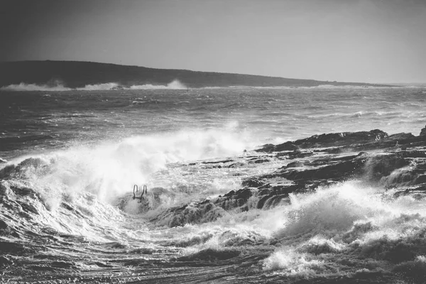 Ruwe zee in zwart-wit. — Stockfoto