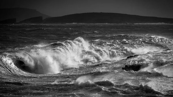 Rozbouřeném moři v černé a bílé. — Stock fotografie