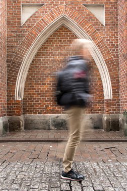 Krakow, Polonya: soyut. Hareket Bulanıklığı bir re yürüyen bir adam