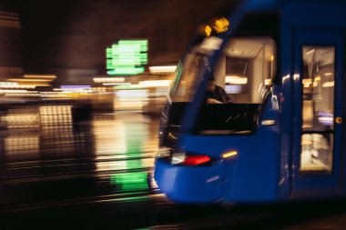 Bulanık tramvay Kazimierz ıslak ve yağmurlu şehir merkezinde hareket