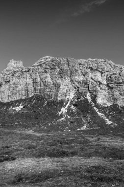 Dağ uçurumun yüz siyah beyaz.
