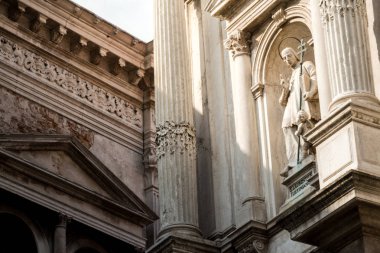 St Lawrence Giustiniani Katolik dini heykeli faca üzerinde