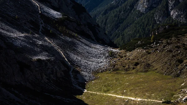 Vandrare dvärgväxta av bergslandskap, gå på avstånd på — Stockfoto