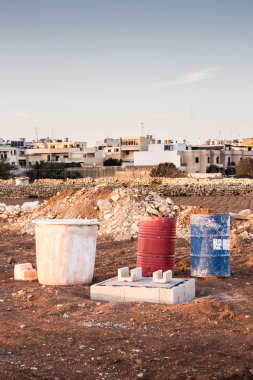 Malta bir alanda inşaat malzemesi