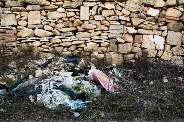 Rubbish dumped by the side of the road — Stock Photo, Image