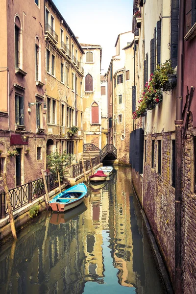 Rio de San Maurizio, um dos muitos canais pequenos em Veneza usado — Fotografia de Stock