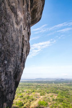 Sigiriya üst kadar dik tırmanmaya dan görüldüğü gibi görünümü,