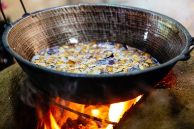 Bir tahta üzerinde kızarmış sebze ateş soba çamur dışında yapılan bir