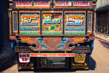 Bu Leyland gibi rengarenk dekore edilmiş kamyon Sri içinde yaygındır 