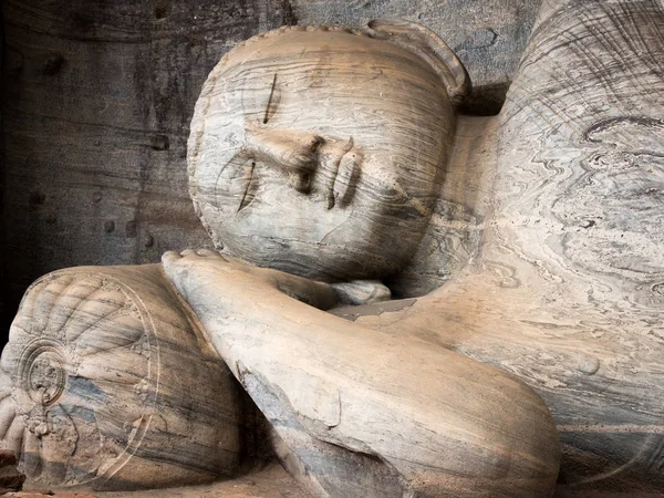La figura reclinada de buddha en Gal Vihara, Polonnaruwa, Sri L —  Fotos de Stock