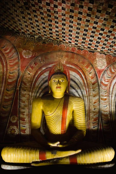 One of the many sculptures of buddha inside Dambulla cave temple — Stock Photo, Image