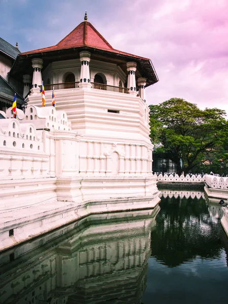 Uma das torres do famoso Templo da Relíquia dos Dentes Sagrados Fotos De Bancos De Imagens Sem Royalties