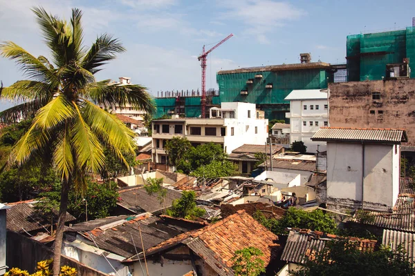Vista para o telhado de um bairro na cidade de Colombo undergoin Fotos De Bancos De Imagens Sem Royalties