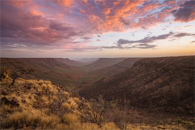 Grootberg Platosu 'ndan Klip Nehri' nin vadisine muhteşem bir günbatımı ile bakın. Namibya, Afrika