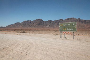 Maltahohe ya da Solitaire yol tabelası, Namib-Naukluft çölü, Namibya, Afrika