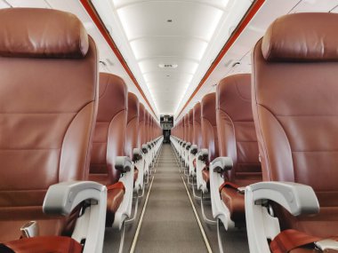 Airbus A320 Neo 'nun içi boş, kırmızı koltukları ve süslemeleri var. Covid-19 nedeniyle dünya çapında seyahatleri durdurma tehlikesiyle karşı karşıya olan pek çok havayolu şirketi,