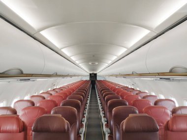 Airbus A320 Neo 'nun içi boş, kırmızı koltukları ve süslemeleri var. Covid-19 nedeniyle dünya çapında seyahatleri durdurma tehlikesiyle karşı karşıya olan pek çok havayolu şirketi,