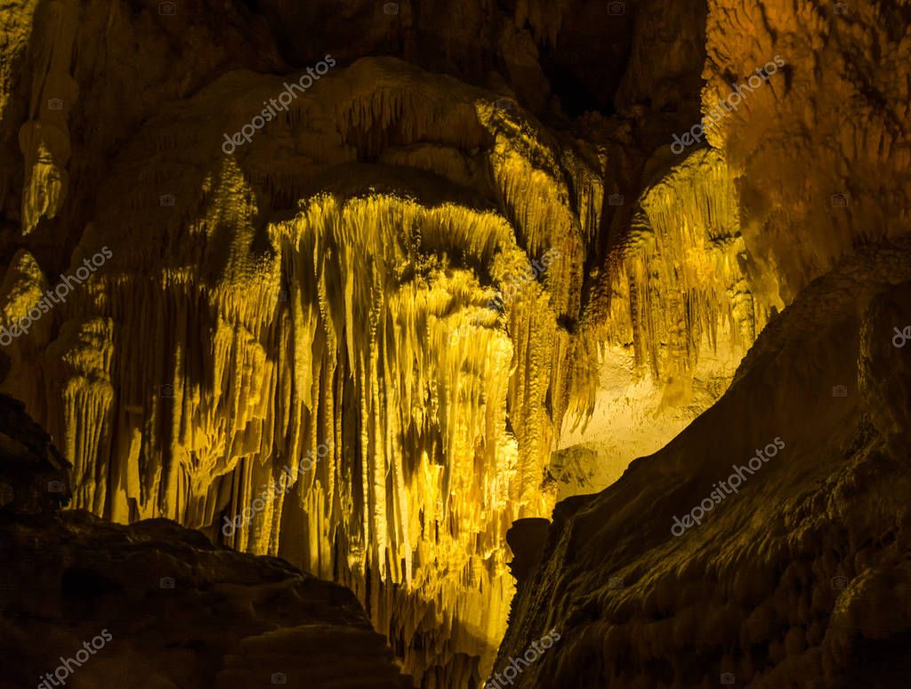 Bildung von Stalagmiten und Stalaktiten in der Höhle — Stockfoto