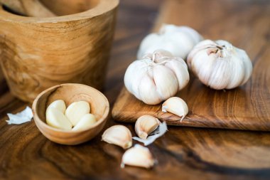 Tahta masada sarımsak. 