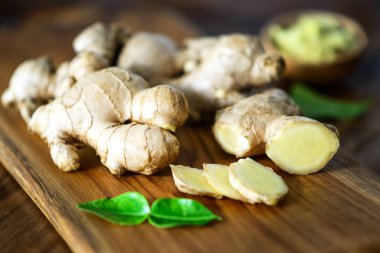 Dilimlenmiş zencefil kökü ve zencefil 