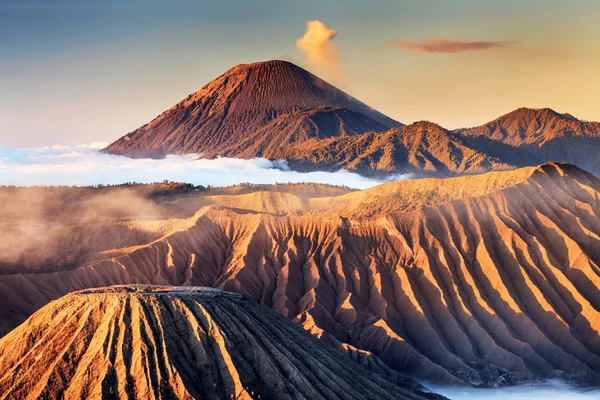 Bromo Ulusal Parkı 'nda Volkanik Gün Doğumu 