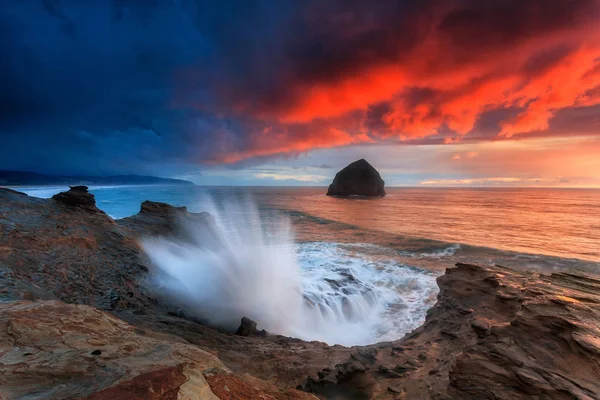Cape Kiwanda Oregon 'da güzel dalgalı renkli gün batımı 
