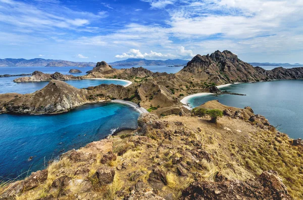 Padar Adası üzerindeki mavi gökyüzü, Komodo Ulusal Parkı, Flores Endonezya 