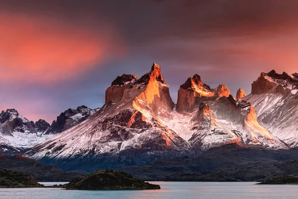 Torres del Paine Ulusal Parkı Patagonya Şili 'de gün doğumu