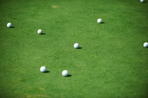 Bolas de golfe perto — Fotografia de Stock
