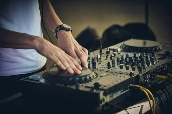 DJ 's Hände und Plattenspieler — Stockfoto