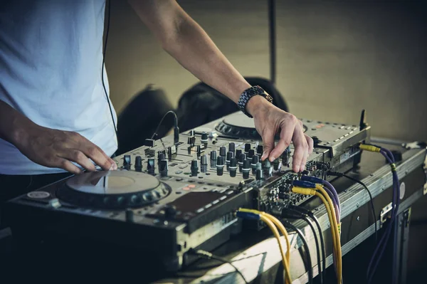 Las manos y el tocadiscos del DJ — Foto de Stock