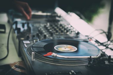 DJs elleri ve pikap
