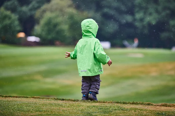 Der Junge geht den Golfplatz entlang — Stockfoto