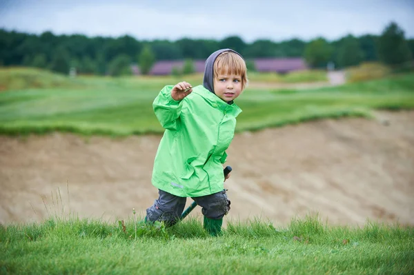 Golf sahası yürüme çocuk — Stok fotoğraf