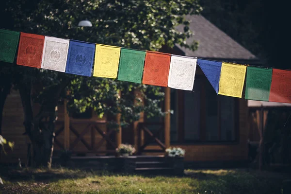 Tybetańskie flagi zbliżenie — Zdjęcie stockowe
