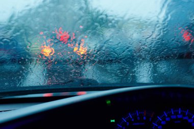 Damla bir araba camına