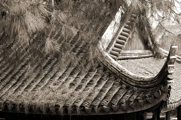 Крыша старого китайского храма — стоковое фото