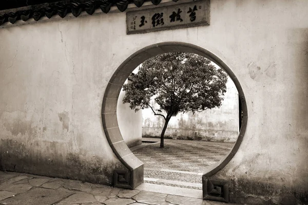 Старый китайский сад — стоковое фото