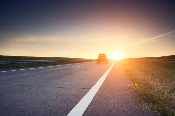 Auto bei hoher Geschwindigkeit verschwommen — Stockfoto