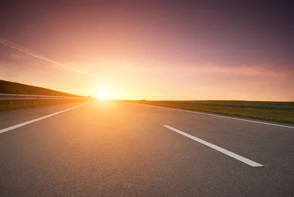 Autobahn bei Sonnenaufgang — Stockfoto