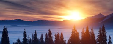 Kış dağlarda günbatımı