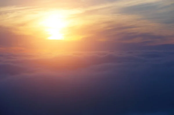 Günbatımı bulutların üstünde — Stok fotoğraf