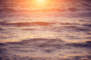 Günbatımı denizde dalga yumuşak