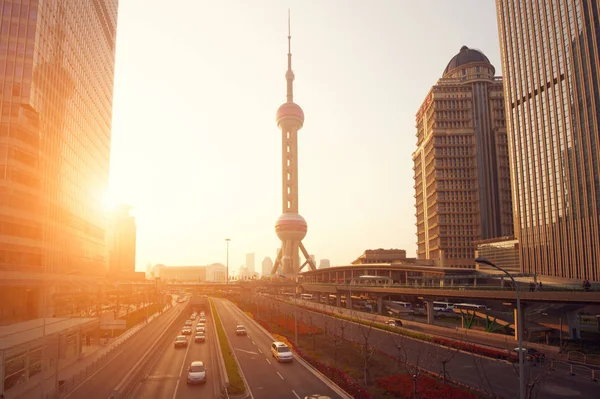 Shanghai wolkenkrabbers en torens bij zonsondergang — Stockfoto